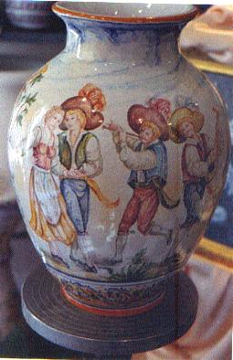 Ceramiche d-Arte di Albisola - Vaso in maiolica con
figure che danzano 